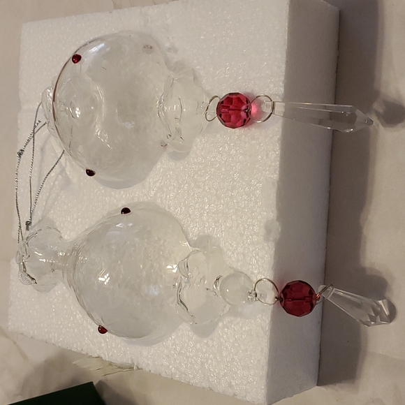 NWT, Crystal Etched,Small 3 Red Crystals around each. 1 globe,1 hurricane shape - Picture 6 of 8